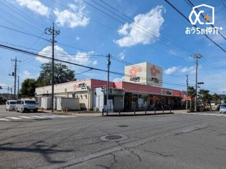 ���ӊ� �X�[�p�[�I�U�������R���u�X �k��6���B�i�����L�x�ȃX�[�p�[�}�[�P�b�g�ł������܂��B�ߗׂ̕��X�ł���������Ă���܂��B���ԏ���L���ł��B 450m