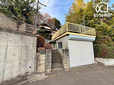 ���̑� �ՐÂȏZ��n�Ŏq��ĉƑ��Ƀs�b�^���B�����̂��U�������K�ȗ΂Ɍb�܂ꂽ�G���A�ŁA���R�ɕ�܂ꂽ���₩�ȕ�炵���������邽�߂́A��Ƃ肠��Z���������Ă��܂��B