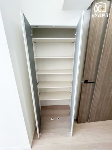 ���[ ���r���O�ɐ݂����I���[�́A���p�i�⏬�����������萮���ł���֗��ȃX�y�[�X�B��Ԃ�L���Ɏg���Ȃ���A��炵�𐮂����܂��B