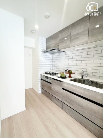 �L�b�`�� �݌˒I��������L�b�`���́A���[�͂�����X�b�L���Ƃ�����Ԃ��������܂��B��������H�ނ������悭���[�ł��邽�߁A�ƂĂ��g���₷���f�U�C���B�������y���ނ��߂̗��z�I�Ȋ��ł��B