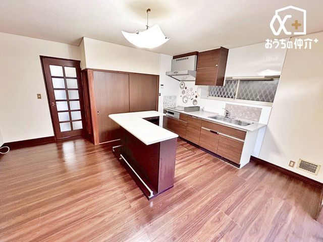 �L�b�`�� �����g���L�b�`�������炱���A�H���̏������y�������ԂɁA�Z�������ł��X���[�Y�ɖ��ʂȂ���Ƃł���A���������ȒP�ɂł���ȂǁA�������y��������L�b�`���X�y�[�X�ł��B