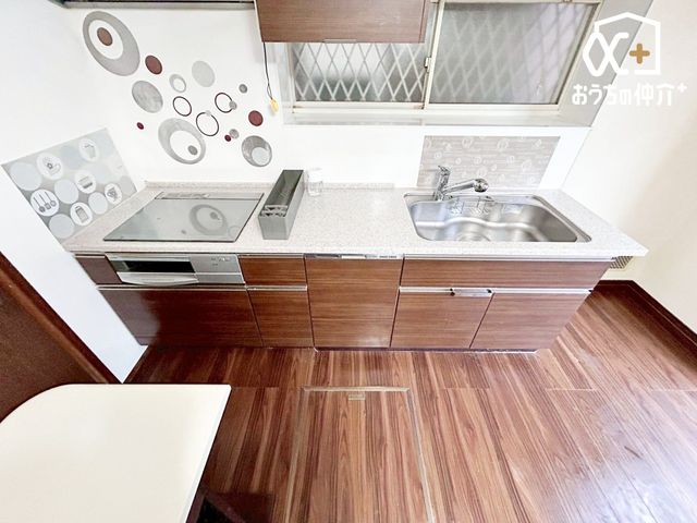 �L�b�`�� �����g���L�b�`�������炱���A�H���̏������y�������ԂɁA�Z�������ł��X���[�Y�ɖ��ʂȂ���Ƃł���A���������ȒP�ɂł���ȂǁA�������y��������L�b�`���X�y�[�X�ł��B