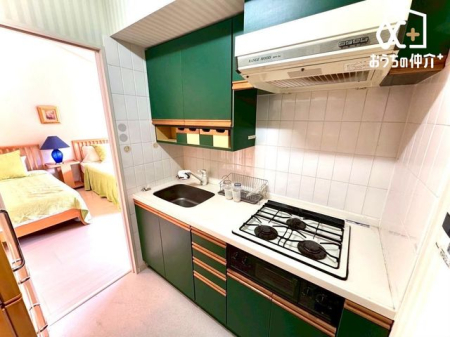 �L�b�`�� ��ƂɏW���ł���Ǖt���L�b�`���B�܂��A�ڂ̑O�ɕǂ����邱�Ƃɂ���ĉ���̔�юU��Ȃǂ��C�ɂ����ɍ�Ƃ��ł���Ƃ��������b�g������܂��B