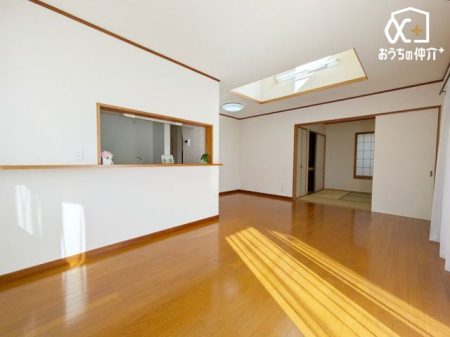 ���r���O �`Living�`�������������͋C��LDK�B�̂�т肭�낮�\�t�@��A���H�����y���ރ_�C�j���O�Z�b�g��u���Ă��������͂���܂���B