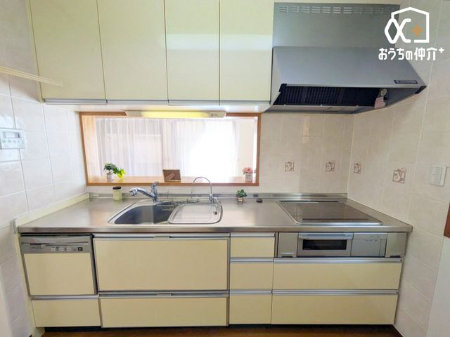 �L�b�`�� �`Kitchen�`�����g���L�b�`�������炱���A�H���̏������y�������ԂɁA�Z�������ł��X���[�Y�ɖ��ʂȂ���Ƃł���A���������ȒP�ɂł���ȂǁA�������y��������L�b�`���X�y�[�X�Ɏd�グ�܂����B