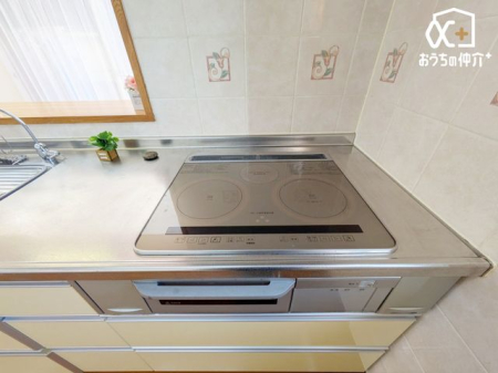 �L�b�`�� �`Kitchen�`IH�@�K�X�R���������|�������₷���A�Ύ��̊댯�������Ȃ��ݔ��ł��B�����������Ȃ�ɂ����ď�ł����K�ɗ������ł��܂��B