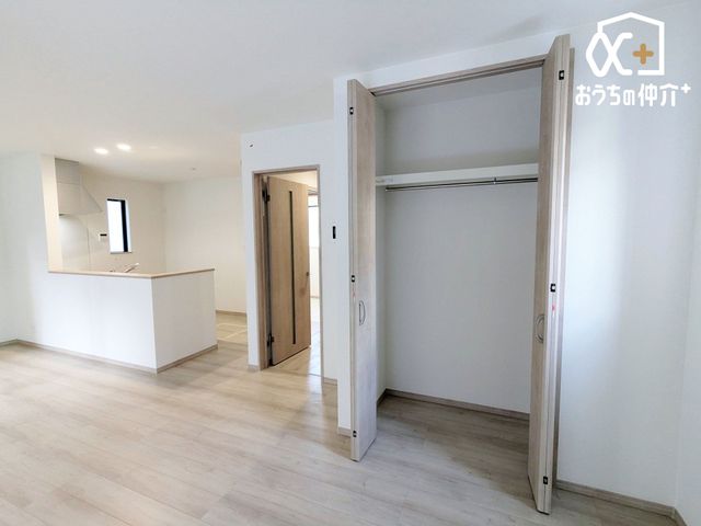 ���[ LDK�ɂ�����[�X�y�[�X�ł��B���p�i��|���p�i�ȂǁA�����̒��Ŏg�p���镨�̐����ɕ֗��ł��B