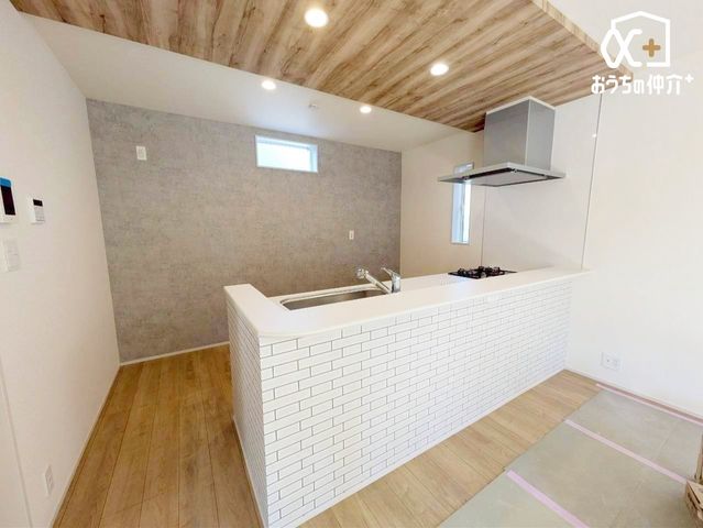 �L�b�`�� �`Kitchen�`�J�E���^�[�L�b�`���@���l�ڐ��̂�������ԁB�J�E���^�[�L�b�`���B�Ǝ������Ȃ�������q�l����ڂ𗣂��Ȃ��B���͂���l�l�ƒk�΂���B�J�E���^�[�L�b�`�������炱���\�ȓ���ł��B