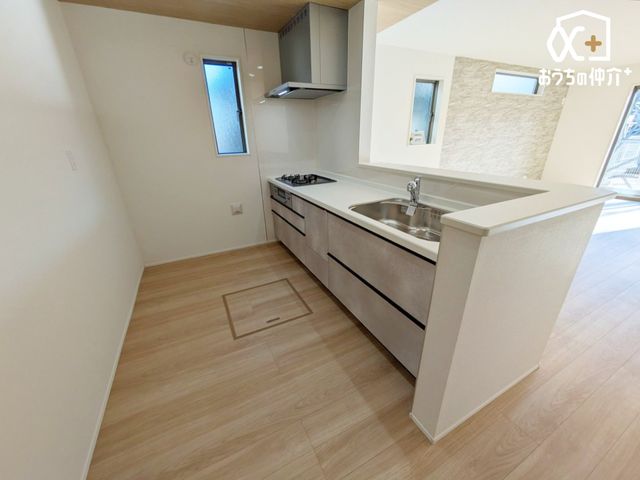 �L�b�`�� �`Kitchen�`�J�E���^�[�L�b�`���@���l�ڐ��̂�������ԁB�J�E���^�[�L�b�`���B�Ǝ������Ȃ�������q�l����ڂ𗣂��Ȃ��B���͂���l�l�ƒk�΂���B�J�E���^�[�L�b�`�������炱���\�ȓ���ł��B