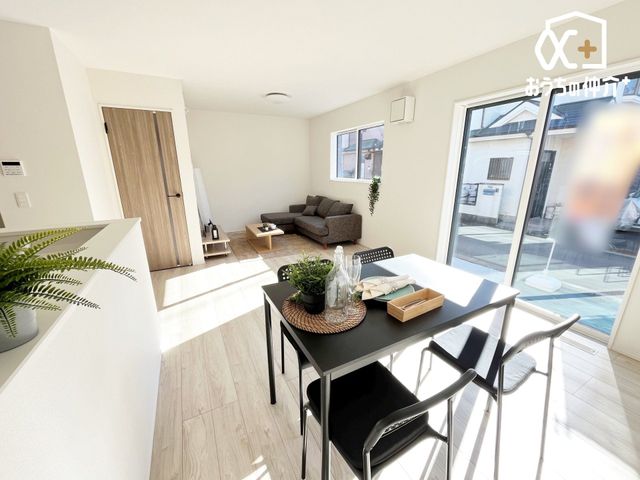 ���r���O �Ƒ��݂�Ȃ��u�₩�Ɍ��₩�ɉ߂�����悤�ɁA�D����������荞�񂾃��r���O�_�C�j���O�B�㎿�ȉ�����ɕ�܂��A���K�ŉ��₩�ȃv���C�x�[�g��Ԃł��B