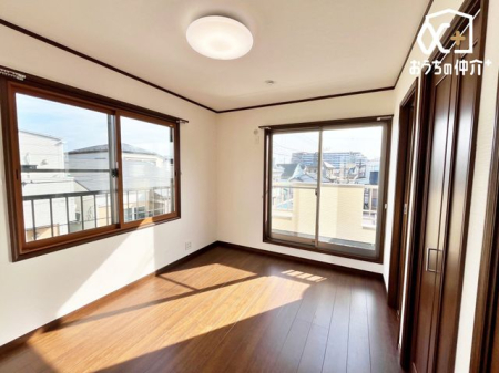 �Q�� �o���R�j�[�ɖʂ����Q���́A�_�炩�Ȍ��ɕ�܂ꂽ�����̋�ԁB�x�b�h����[�Ƌ���������z�u�ł��A������Â��ɐS�n�悭�߂����܂��B