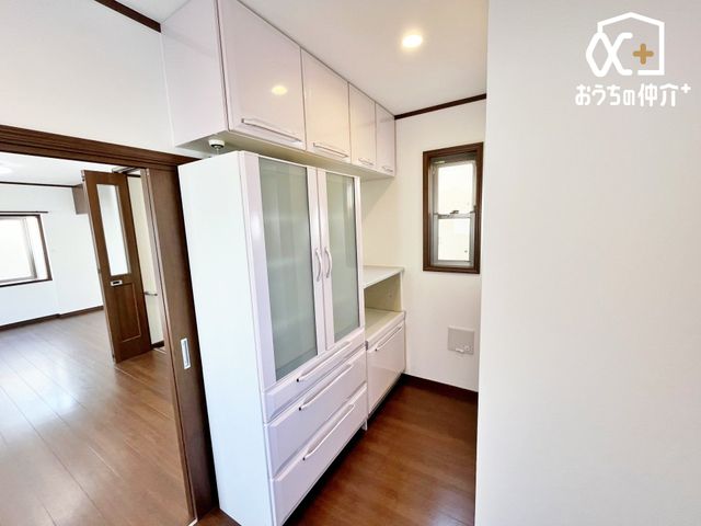 �L�b�`�� �݌˒I��������L�b�`���́A���[�͂�����X�b�L���Ƃ�����Ԃ��������܂��B��������H�ނ������悭���[�ł��邽�߁A�ƂĂ��g���₷���f�U�C���B�������y���ނ��߂̗��z�I�Ȋ��ł��B