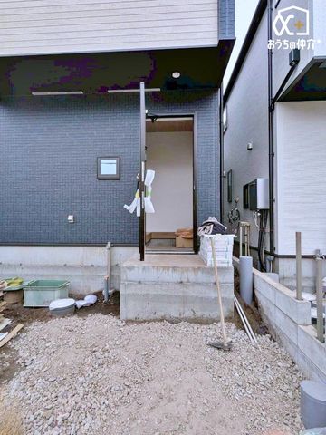 ���� �O���ւ̎{�H���i�ɂȂ�܂��B�K�i���o����܂ł������΂炭���҂����������܂��B