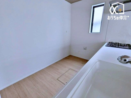 �L�b�`�� ��^�̗①�ɂ�A���[��u���Ă��������g����L�b�`���ɂȂ��Ă���܂��B�����͂��q�l�ƈꏏ�ɂ������̂����Ԃ����L���邱�Ƃ��\�ł��B�L�X�L�b�`���͉Ƃ̒��S�I�Ƒ��̉�b�������ƒe�݂܂��ˁI