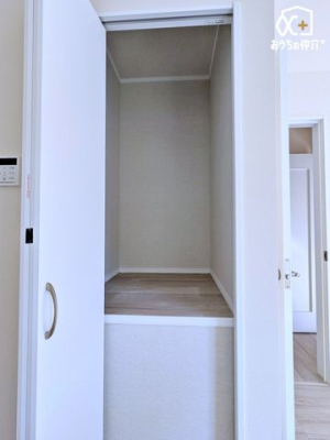 ���[ �傫�ȉו����y�X���[�ł����e�ʂ̎��[�X�y�[�X�B�V�[�Y���p�i��A��̕��E���W���[�p�i�����܂��̂ɂƂĂ��֗��ł��B�������猩���Ȃ��\���Ȃ̂ŁA���[���Ă��镨�������ċC�ɂȂ�Ƃ������Ƃ�����܂���B