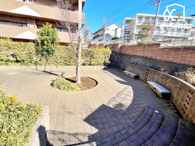 ���̑� �~�n���ɐ݂���ꂽ�x���`�t���̋��p�X�y�[�X�B������Ƃ����x�e��Z�����m�̌𗬂ɕ֗��Ȍe���̏�ł��B