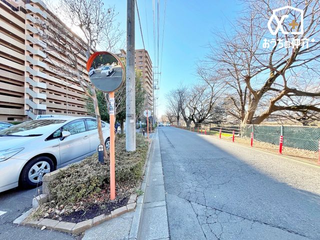 ���̑� �O�ʓ��H�͌��ʂ����ǂ��A���X�̏o��������₷�����B�������������͋C�ŁA���S���ĕ�点�闧�n�ł��B