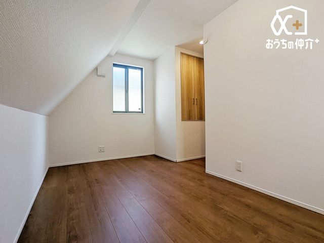 ���̑����� 3�K�@��6.4���̃T�[�r�X���[���ɂ̓N���[�[�b�g�������B���������X�b�L���Еt���܂��B