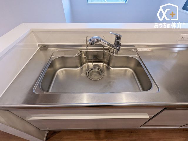 �L�b�`�� �������̂���s�J�s�J�̃X�e�����X�V���N�͍L���č�Ƃ��₷�����B�V���v���Ȑ������D��ۂŁA�����̐􂢕������K�ɂȂ肻���B���|���ȒP�����ŁA�Ǝ��̌������オ��A�L�b�`���ɗ����Ԃ����S�n�悭�Ȃ�܂��ˁB