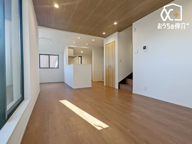 ���r���O �Ƒ��c���̎����߂����k�c�j�B�Ƒ������R�ƏW�܂肽���Ȃ�悤�ȁA�������Ƃ��낰���ԁB�R�ʍ̌��Ŗ��邢�z�˂����������ޖ����̋�ԂŉƑ��c�����B2�K���r���O�œ�������ƃv���C�o�V�[���m�ہI