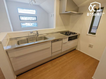 �L�b�`�� �L�b�`������̓��r���O�S�̂����n����Ԏ��ł��B���q�l���V�ԗl�q�������Ȃ���̂�������_�C�j���O�e�[�u���Ŋw�K���邨�q�l�ɂ�����ƃA�h�o�C�X���ł���݌v�ł��B