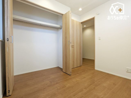 �Q�� �g���ȗz�˂����������ރN���[�[�b�g�t���̐Q���̗l�q�ł��B���[�͂��L�x�ȃN���[�[�b�g���t���Ă���Q���́A���X�̕�炵������w�L���Ȃ��̂֕ς��Ă���܂��B