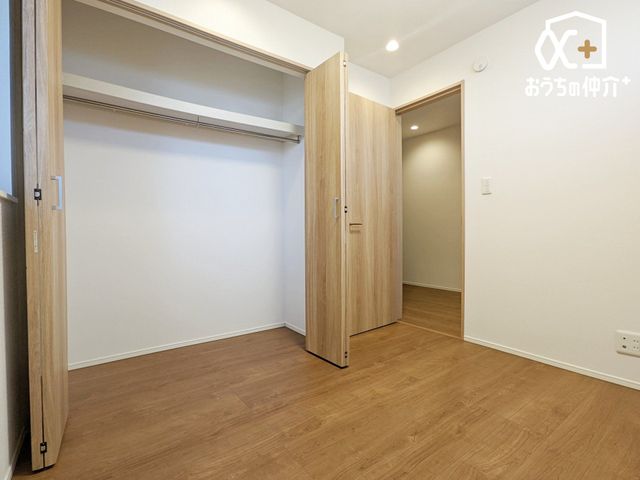 �Q�� �g���ȗz�˂����������ރN���[�[�b�g�t���̐Q���̗l�q�ł��B���[�͂��L�x�ȃN���[�[�b�g���t���Ă���Q���́A���X�̕�炵������w�L���Ȃ��̂֕ς��Ă���܂��B