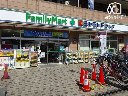 ���ӊ� �t�@�~���[�}�[�g����k���X �k��2���B�w�O�Ɉʒu����R���r�j�ł��B24���ԉc�ƂȂ̂ŋ}�Ȃ��������ɂ��֗��ł��B���ԏ�F���� 90m