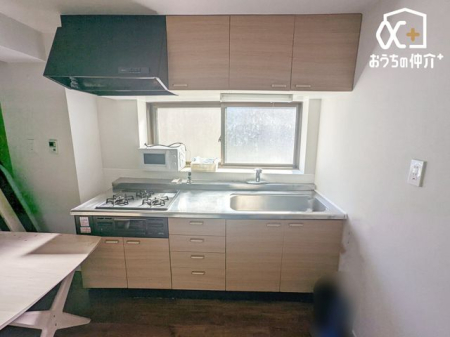 �L�b�`�� ��ƂɏW���ł���Ǖt���L�b�`���B�܂��A�ڂ̑O�ɕǂ����邱�Ƃɂ���ĉ���̔�юU��Ȃǂ��C�ɂ����ɍ�Ƃ��ł���Ƃ��������b�g������܂��B