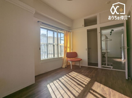 �q������ �q�������ɃI�X�X����5.25���m���̗l�q�B�傫�߂̃N���[�[�b�g���t���Ă��邽�߁A���q�l�̕׋�����E�ߗޓ����֗��Ɏ��[�\�ł��B