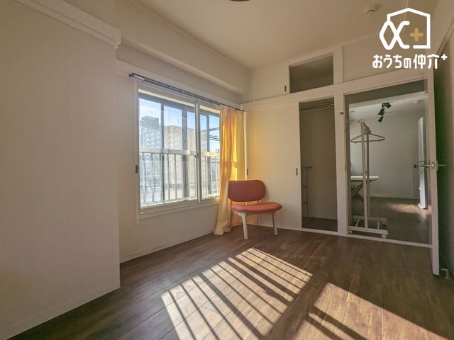 �q������ �q�������ɃI�X�X����5.25���m���̗l�q�B�傫�߂̃N���[�[�b�g���t���Ă��邽�߁A���q�l�̕׋�����E�ߗޓ����֗��Ɏ��[�\�ł��B