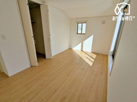 �q������ �q�������Ƃ��Ă��\���ȍL�������邨�����ł��B�Ƒ��X�̈��炬�̋�Ԃ��m�ۂł��A�v���C�x�[�g�ȃx�b�h���[���͕�炷���̊����ő���グ�������̂ł��B