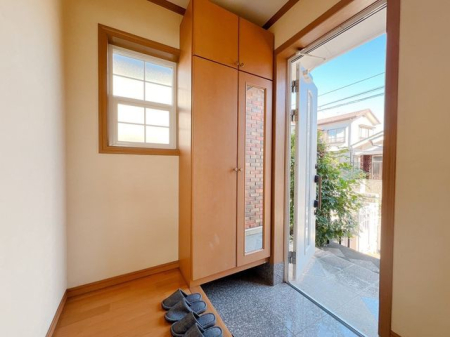 ���� �`�E�`Entrance�`�E�`�C�i����f�U�C�����������ւ́A�Z�ޕ��̖������𖞂����N�I���e�B�B�A��邲�Ƒ���A�K�������C�����悭�}����E���炬�ɖ�����������Ԃ�\�������Ă���܂��B