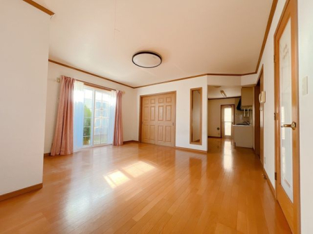 ���r���O �`Living�`�����݂̂���i�`�������e�C�X�g��LDK�B�̂�т肭�낮�\�t�@��A���H�����y���ރ_�C�j���O�Z�b�g��u���Ă��������͂���܂���B