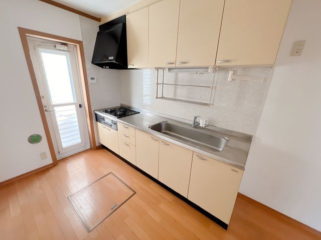 �L�b�`�� �����g���L�b�`�������炱���A�H���̏������y�������ԂɁA�Z�������ł��X���[�Y�ɖ��ʂȂ���Ƃł���A���������ȒP�ɂł���ȂǁA�������y��������L�b�`���X�y�[�X�ł��B