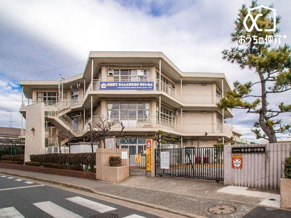 ���ӊ� �������s���ےJ��ꏬ�w�Z �k��7���B����7�N�ݗ��B������599�l(�ߘa5�N4�����_)�B����ڕW�́A�悭�l���Đi��Ŋw�Ԏq�E���ǂ����������q�E���C�Ŗ��邢�q 520m