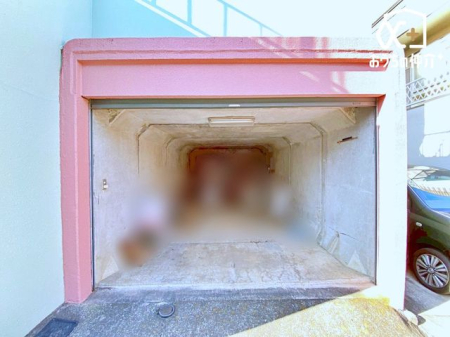  �V���b�^�[�t���̃K���[�W�͑�؂Ȃ��Ԃ��J��������A�Ԃ̗򉻂�h�����Ƃ��ł��܂��B