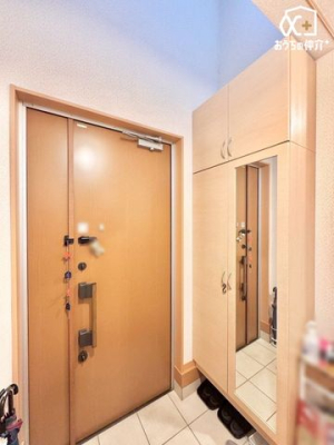 ���� �㕔���������ɂȂ��Ă��錺�ւ͎p���t���V���[�Y�{�b�N�X����