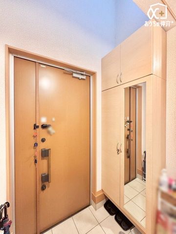 ���� �㕔���������ɂȂ��Ă��錺�ւ͎p���t���V���[�Y�{�b�N�X����