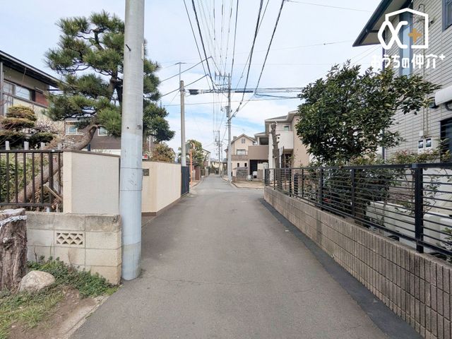 ���n�O�ώʐ^ ������悤�Ȑ��w�i�ɁA���X�ƘȂޓ@��́A���z�̉��b�𑶕��Ɏ󂯂�B�L�т₩�ŊJ���I�Ȓ��]�ƁA�����Ղ�ƍ~�蒍���z���ɁA�����ɏZ�܂��ґ�������Ǝ������Ē����܂�