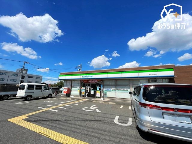 ���ӊ� �t�@�~���[�}�[�g������a�c�X �k��10���B4���ԉc�ƂȂ̂ŁA�}�Ȃ��������ɂ��֗��ł��B���H����y�����p�i��̔����Ă���܂��B���ԏ�G�L 750m