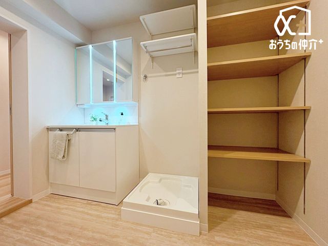 ���ʑ�E���ʏ� �������̂�����ʏ��́A�V���v���ł���Ȃ���@�\�I�ȃf�U�C���������B�L�߂̃X�y�[�X�Ǝ��[���[�����Ă���A�����̐g�x�x�₨����ꂪ�X���[�Y�ɍs���܂��B