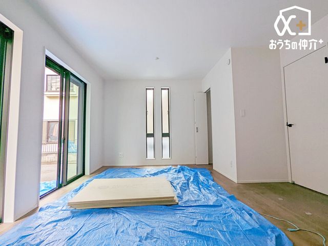 �q������ �q�������ɃI�X�X����10.12���m���̗l�q�B��e�ʂ̃N���[�[�b�g���t���Ă��邽�߁A���q�l�̕׋�����E�ߗށE�Q����֗��Ɏ��[�\�ł��B