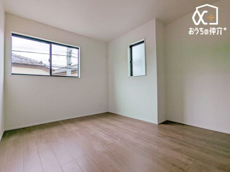 �Q�� �Q���ɃI�X�X����2�K6.5���m���̗l�q�ł��B�N���[�[�b�g���t���Ă���A�Q��E�ߗޓ����L�x�Ɏ��[�\�ȐQ���ł��B