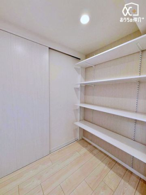 ���[ �L�b�`���ɂ͍L�߂̃p���g���[�B�Ȃ�ł����[�ł��܂��B