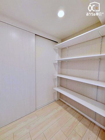 ���[ �L�b�`���ɂ͍L�߂̃p���g���[�B�Ȃ�ł����[�ł��܂��B