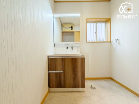 ���ʑ�E���ʏ� �`Wash room�`�O�ʋ��^�C�v�̐��ʉ��ϑ�ł��B���̗�������o���ɂ���������[�ł���̂ŃX�^�C���b�V���ȋ�Ԃ�ۂĂ܂��I