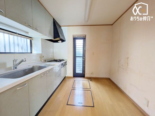 �L�b�`�� �`Kitchen�`�����g���L�b�`�������炱���A�H���̏������y�������ԂɁA�Z�������ł��X���[�Y�ɖ��ʂȂ���Ƃł���A���������ȒP�ɂł���ȂǁA�������y��������L�b�`���X�y�[�X�Ɏd�グ�܂����B