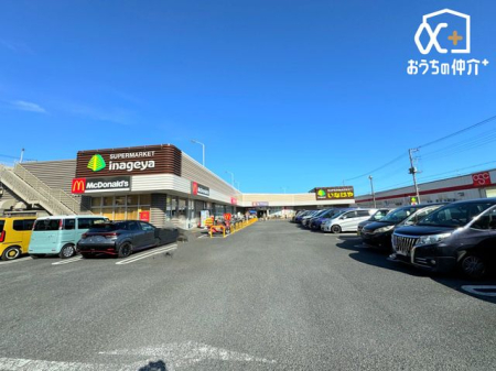 ���ӊ� ���Ȃ��⏊�򋷎R���u�X �k��6���B�i�����L�x�ȃX�[�p�[�}�[�P�b�g�ł������܂��B�ߗׂ̕��X�ł���������Ă���܂��B���ԏ���L���ł��B 420m