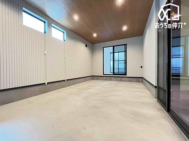  �������爤�Ԃ𒭂߂���K���[�W�̗l�q�B